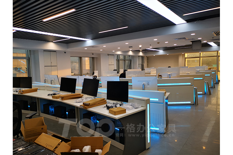 操作室辦公臺(tái)背面加燈光.jpg